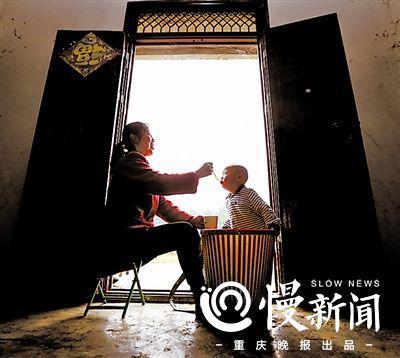 小恺文喜欢喝糖开水,王平每天都满足他的愿望。