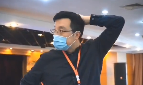 古力贡献了一组“表情包”