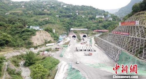 图为铁峰山隧道俯瞰。 蔡如锦 摄