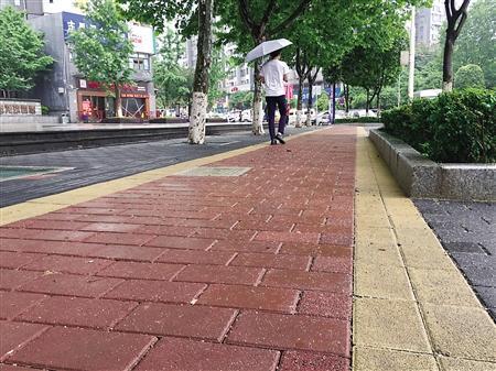 高九路人行道变 海绵 路颜值高又实用 新浪重庆 新浪网