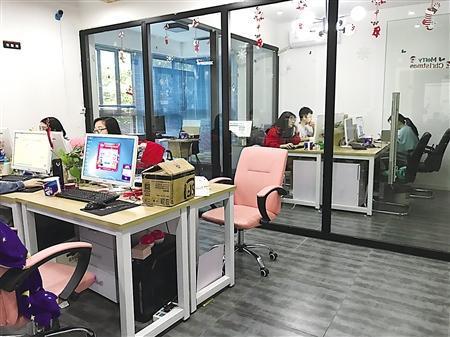 办公室人员在工作 记者 滕飞飞 摄