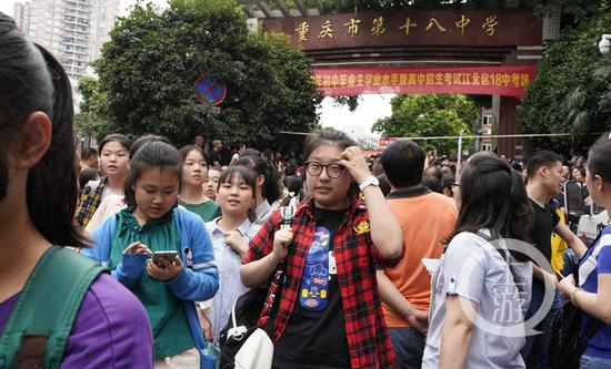 be17bf1b972f8d033f25df6c63ea1ecf.jpg △十八中考点,考生自信满满走出考场。