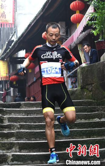 图为选手在古镇中参加8公里越野跑。 周毅 摄