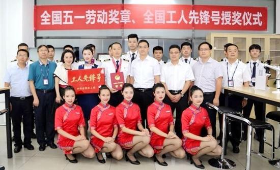 全国总工会授予四川航空3U8633航班机组全国工人先锋号