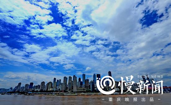 △中午12点30分,蓝天白云下的渝中半岛宛若仙境。