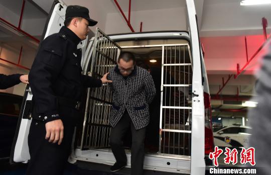 图为民警抓获犯罪嫌疑人。 警方供图