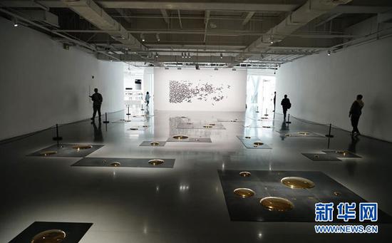 图为“临界”艺术展上展出的刘建华的作品《方》。新华网 韩梦霖 摄