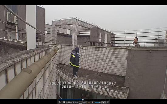 民警和消防队员正在劝小佳。