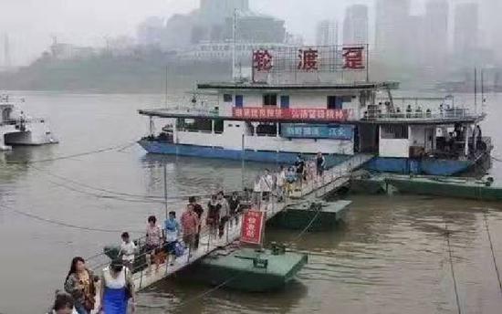 图为上世纪90年代的轮渡船。受访者供图