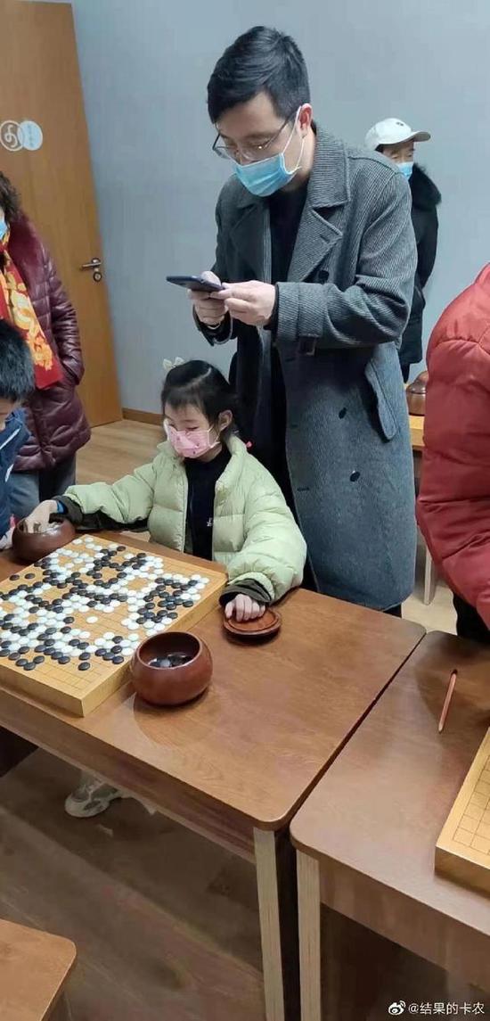 48ba93cc1072e5e217c095e030525174.jpeg 古力看女儿下棋被拍