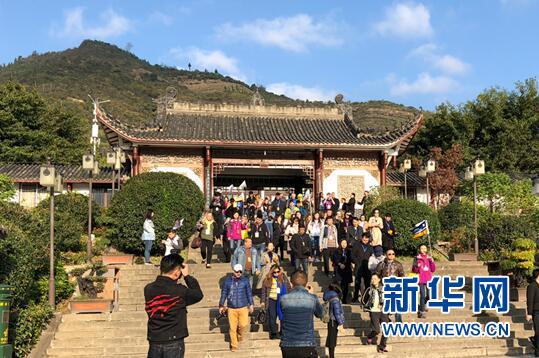 图为游客前往白帝城景区参观。新华网 陶玉莲 摄