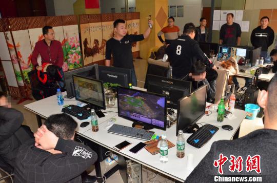 图为警方在犯罪窝点进行抓捕。警方供图