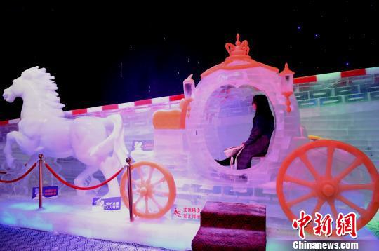 图为市民坐在冰雕里玩耍。 周毅 摄