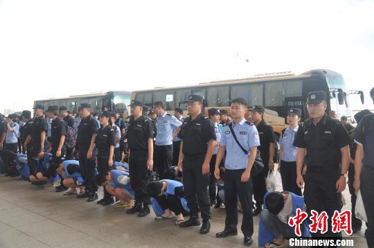 图为民警将犯罪嫌疑人押解回重庆。警方供图