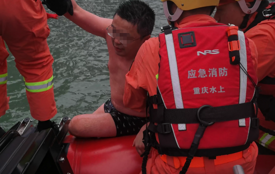 男子为捞“船模”江边溺水，被救时喊着“我要退货！”
