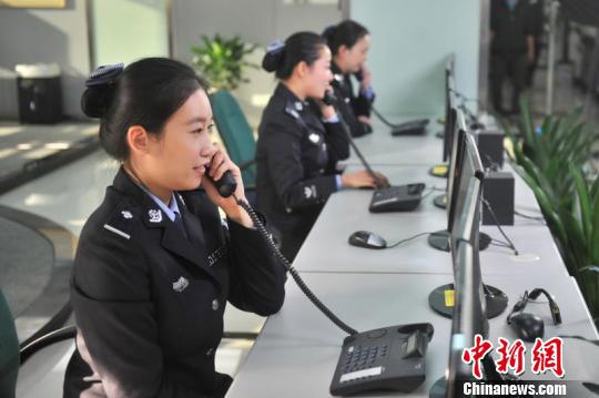 图为重庆市110报警服务台工作人员正在接警。警方供图