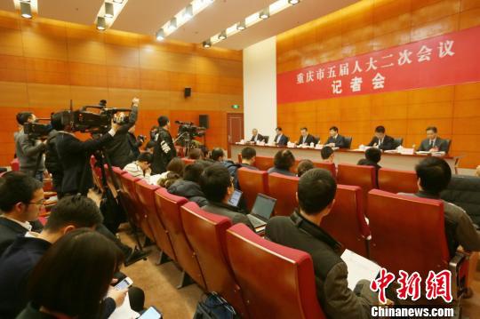 图为重庆市五届人大二次会议召开以“加快建设内陆开放高地”为主题的记者会。 钟欣 摄