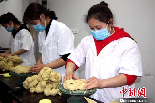 图为重庆城市管理职业学院学生在实训室做泥塑。 高吕艳杏 摄