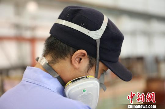 图为正在工作的电枢检修工。　李富彬 摄