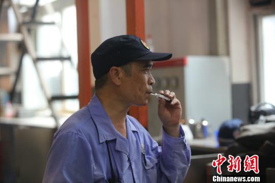 图为正在休息的电枢检修工。　李富彬 摄