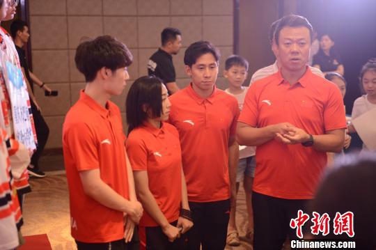 图为金博洋、隋文静、韩聪和赵宏博接受采访。重庆市体育局供图
