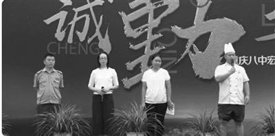 拿着话筒的就是“英语小哥哥”。