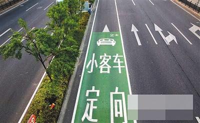 嘉华大桥桥头的提示牌和路上施划的提示