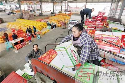 琳琅满目的水果吸引八方客商前来采购。