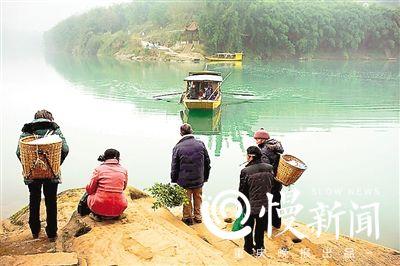 ▲綦河两岸的居民靠渡船出行,每次收费5角。