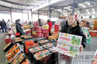 市民采购春节年货,一箱箱水果搬回家。