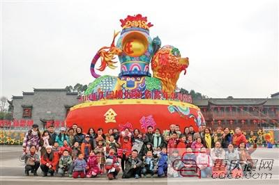 游客在园博园合影留念。