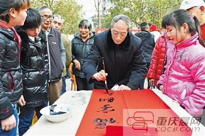 李新华为居民写春联。