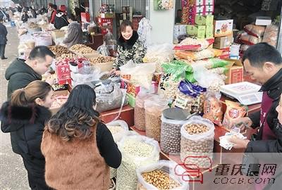 品种繁多的干果成市民采购的热销品。