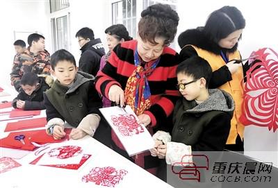 孙宗莉进社区教剪纸。本报记者 杨新宇 摄