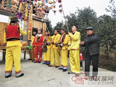 王世金现场指导花灯表演。