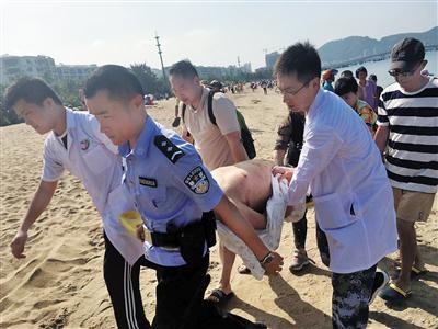 大家齐心协力将老人送往医院。