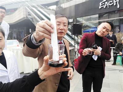 吕教授现场演示如何鉴定“歪货”。