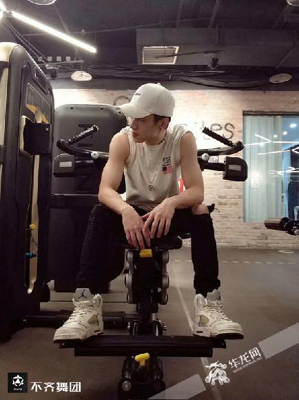 男子街舞组合让重庆地标走红抖音 百万粉丝为