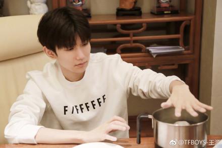 元宵节王源亲手搓汤圆 突破造型再登时尚大刊封面