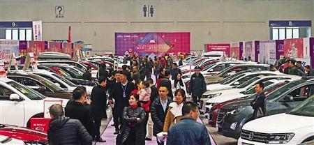 市民在选购心仪的汽车