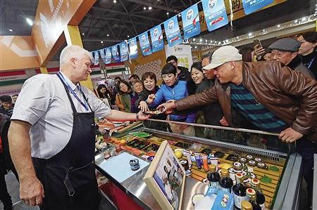 外国朋友现场做鱼子酱让市民品尝