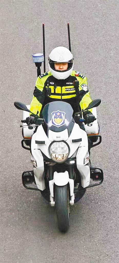 “渝警骁骑”队员在路面巡逻。