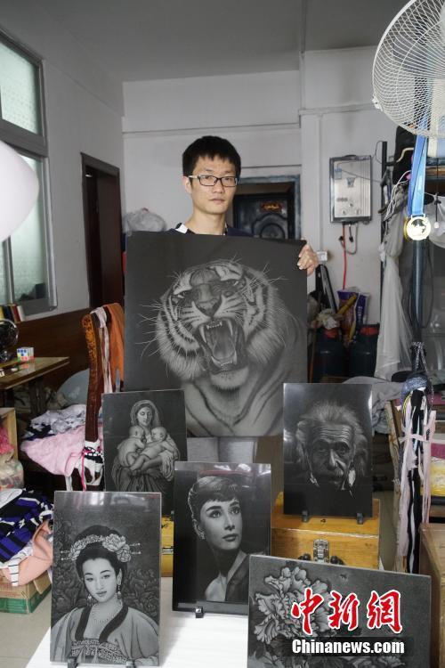 林新栋展示他的部分作品