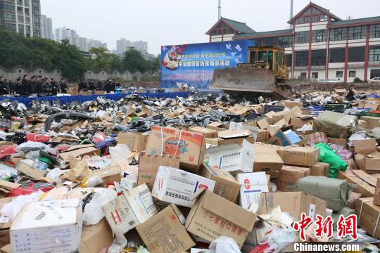 资料图为2月1日重庆九龙坡警方集中销毁价值数千万元的假冒产品。 王远程 摄