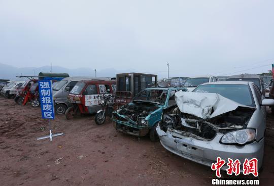 图为摆放在停车场的“僵尸车”。 周毅 摄
