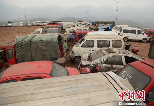 图为摆放在停车场的“僵尸车”。 周毅 摄