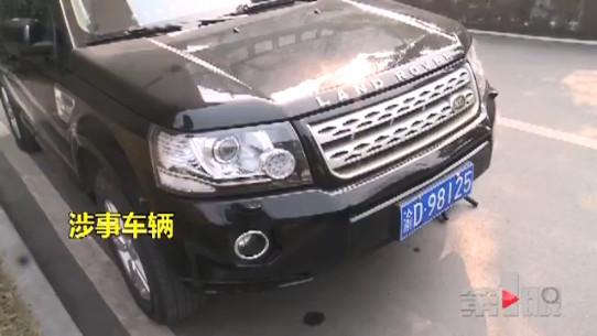 重庆:蛮横司机追打小区保安 向其面部狂喷辣椒