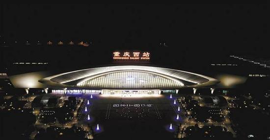 重庆西站夜景。