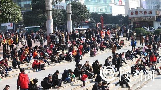 市民在观音桥广场“排排坐”晒太阳