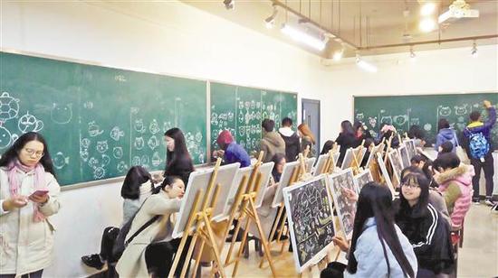 重庆第二师范学院全科教育学生在进行绘画学习。(学校供图)